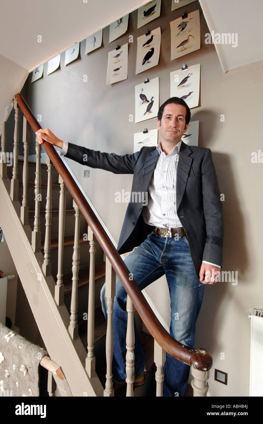 Designer e architetto Oliver Heath il presentatore del programma TV case da sogno in casa sua in Brighton. Foto Stock