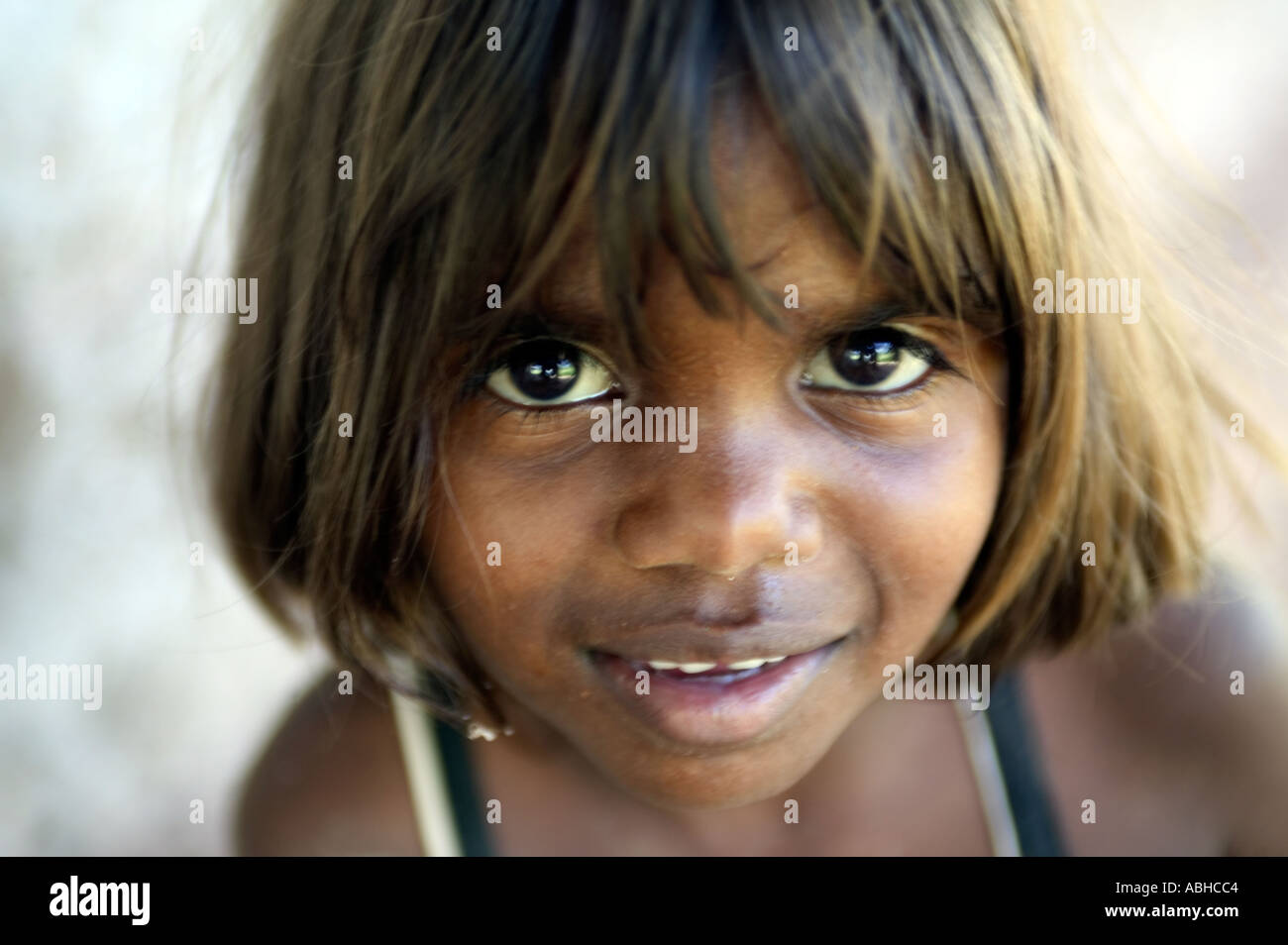 Presto la ragazza da Manyalluluk outback comunità vicino a Pine Creek nel Territorio Settentrionale dell'Australia Foto Stock