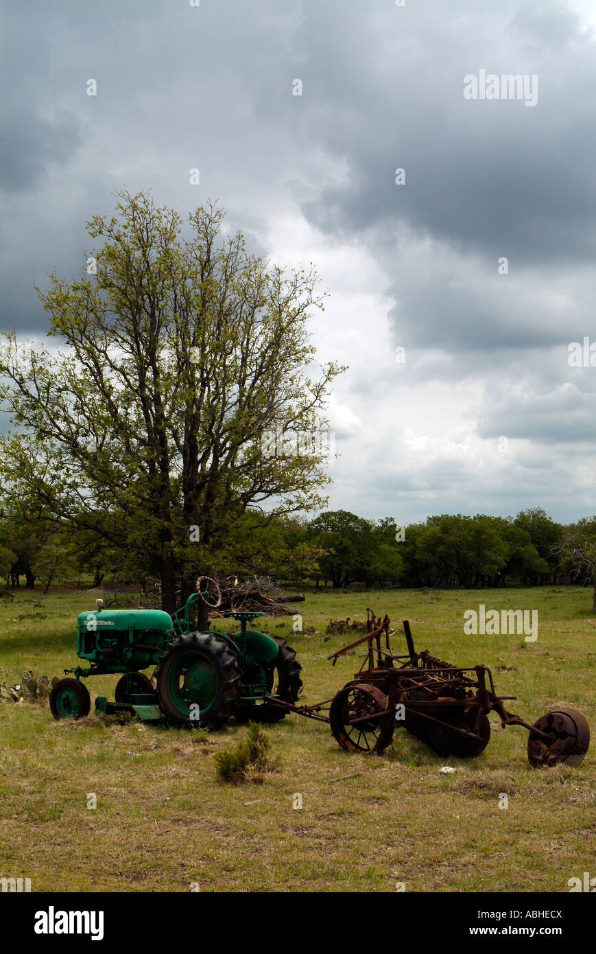 Trattore tirando un aratro vicino Fredericksburg, il Texas del Sud Foto Stock