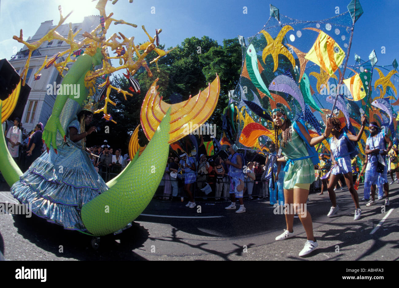 Le donne in costume in ballo nel carnevale di Notting Hill Foto Stock