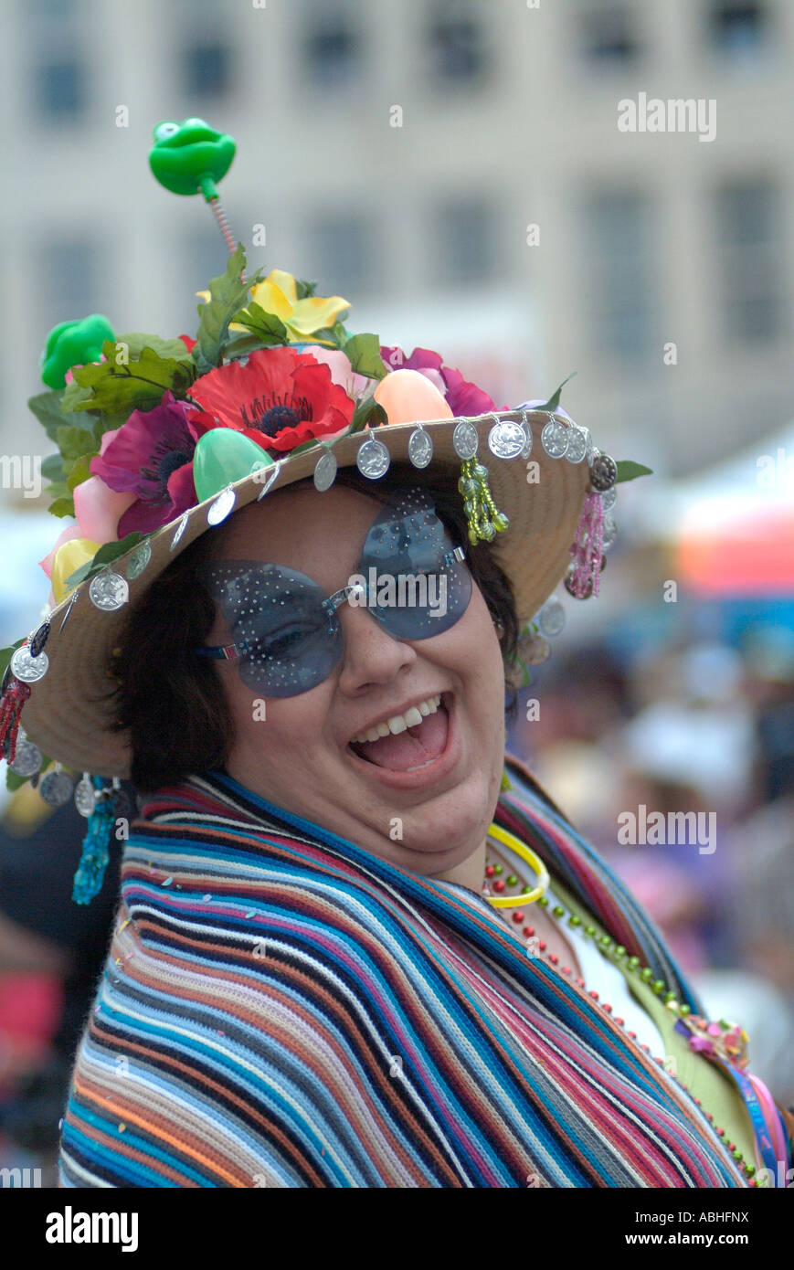 Donna che indossa un cappello spiritoso e sorridente in San Antonio Foto Stock