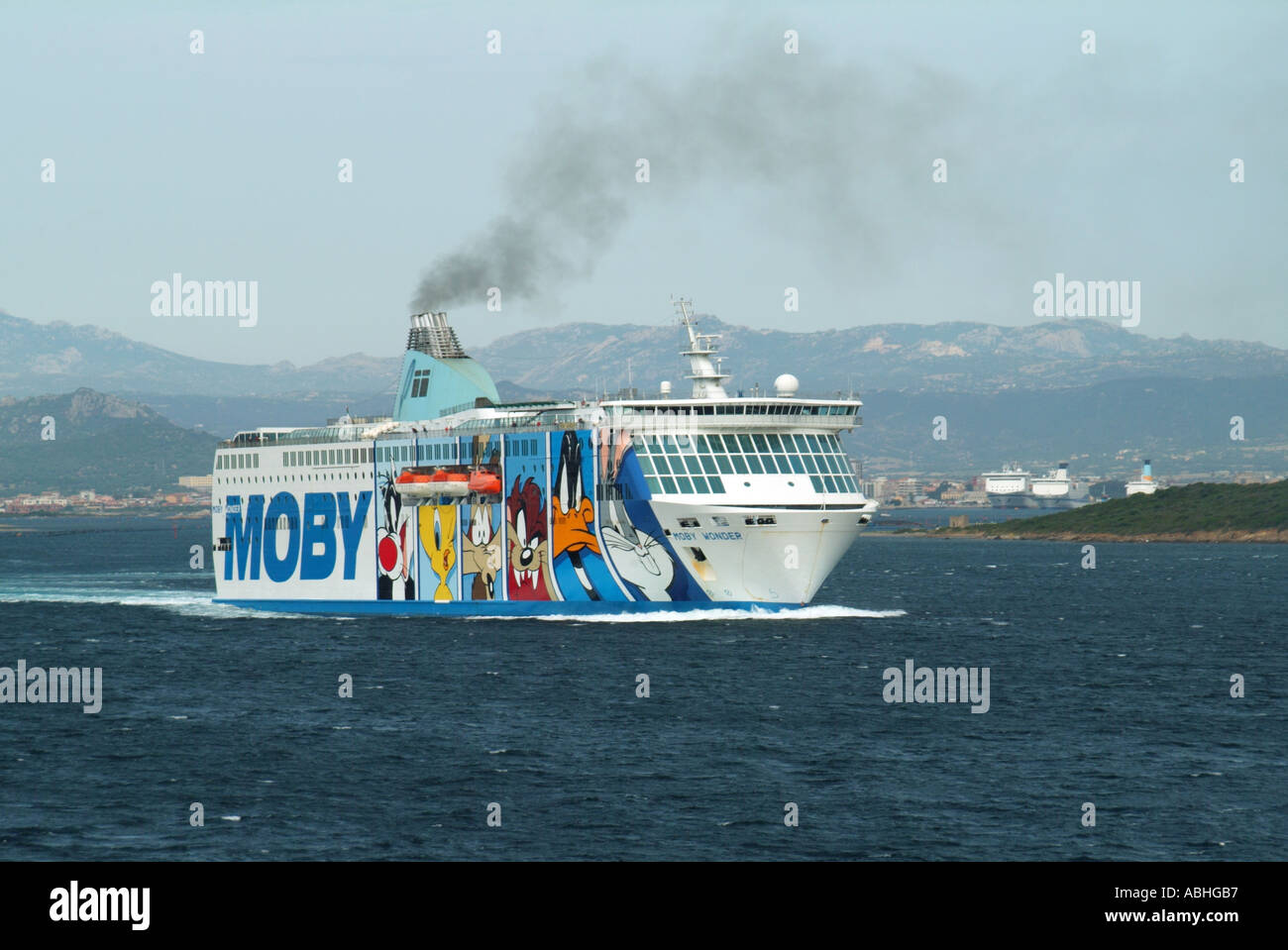 Olbia Sardegna Porto Moby Lines Wonder ferry coperti in grafici raffiguranti personaggi dei cartoni animati in partenza per il mare aperto Foto Stock