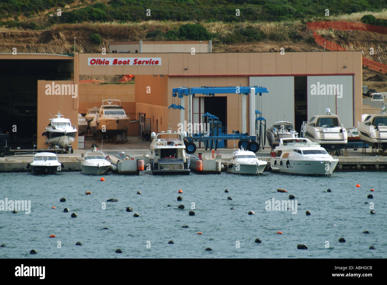 Olbia Sardegna Porto waterside locali e barche galleggia in acqua marcatura molluschicoltura ubicazione Foto Stock