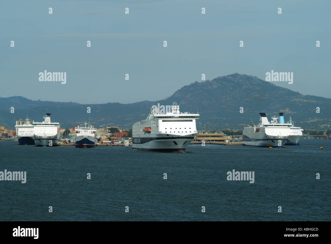 Olbia Sardegna cinque traghetti di ormeggi e uno in partenza Foto Stock