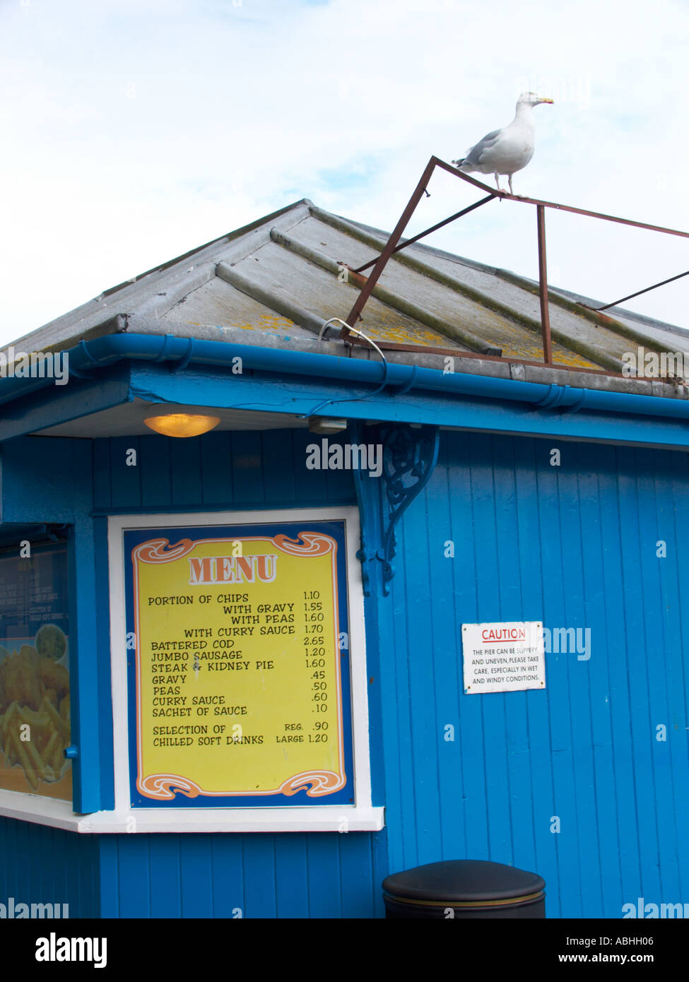 Seagull sul tetto del distributore automatico di cibo kiosk su pier Foto Stock