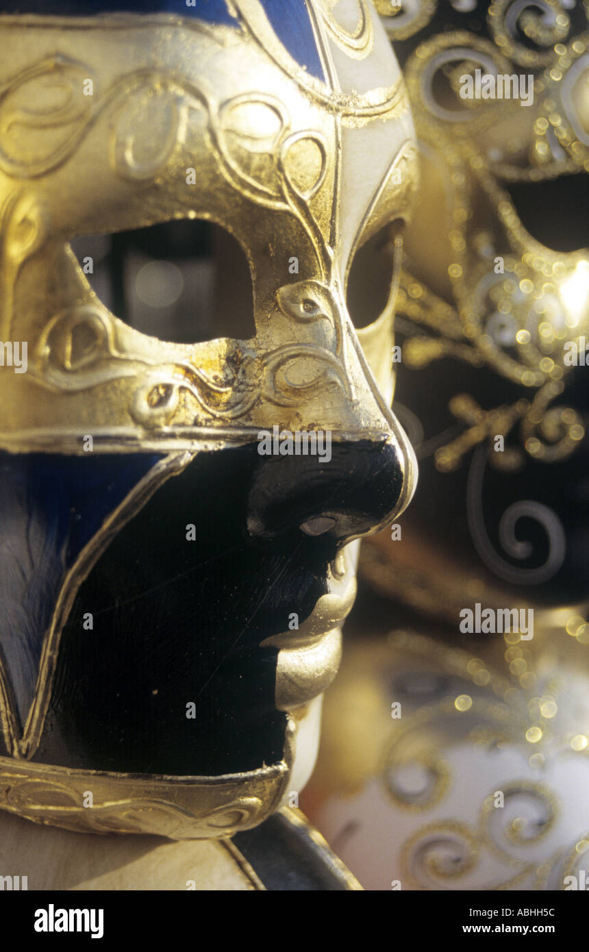 Close up di oro e blu full face per il carnevale del Mardi Gras carnival in vendita vicino a Lido San Marco Basin Venezia Italia Foto Stock