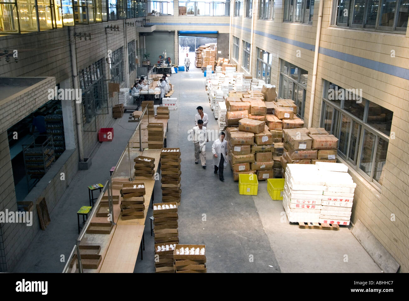 Lavoratori in fabbrica ad un prodotti illuminazione impianto di assemblaggio in Cina Shanghai Foto Stock