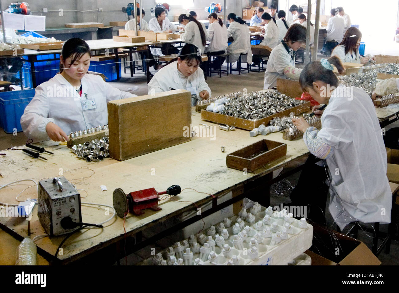 Diverse donne lavoratori in fabbrica finish prodotti illuminazione presso questo stabilimento in Cina Shanghai Foto Stock
