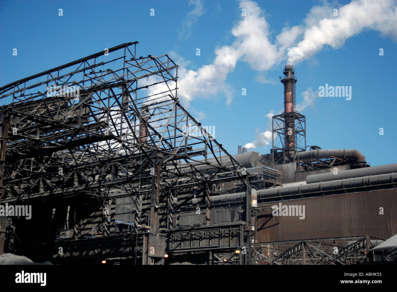 Il fumo si riversa dalla torre di un mulino di acciaio in Cleveland Ohio Foto Stock