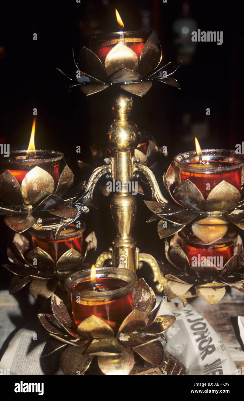 Una lampada indù divali con candele accese Foto Stock