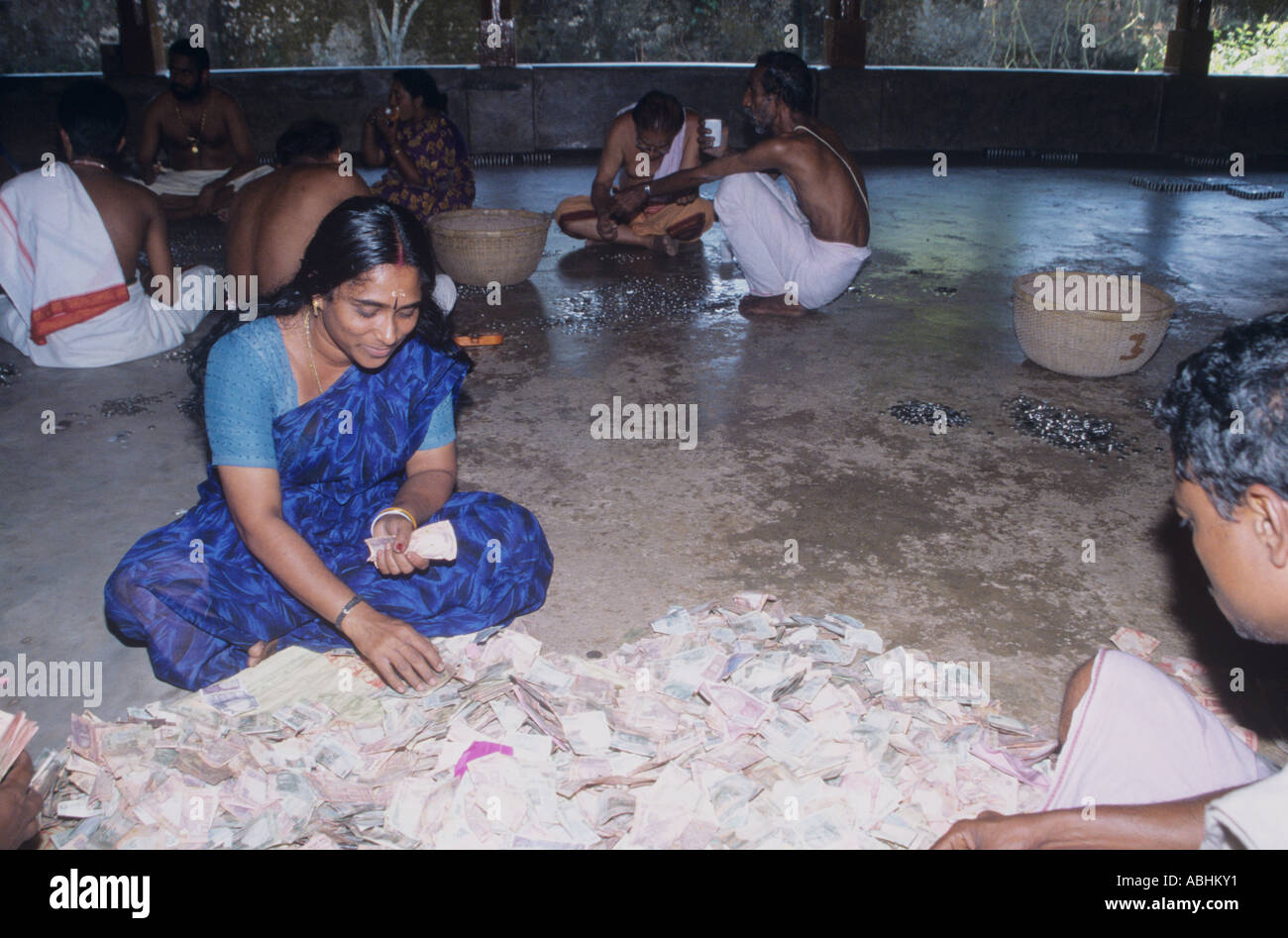 Tempio di Shiva i membri del comitato a contare le donazioni di adoratori, Kerala Foto Stock
