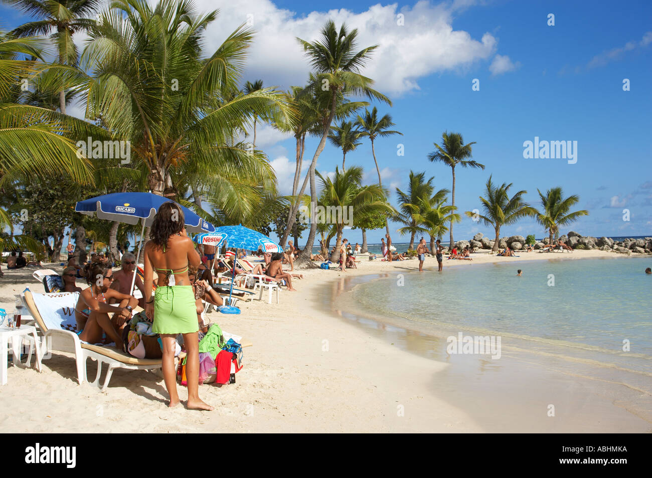 Ragazza che vendono vestiti a Sainte Anne Spiaggia Grande Terre Guadalupa Mare dei Caraibi America Foto Stock