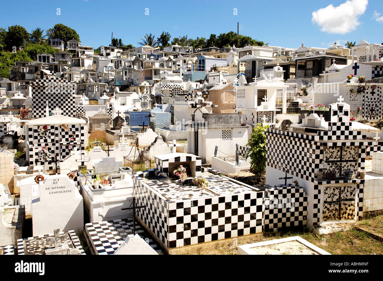 Vista al cimitero Morne a l Eau Grande Terre Guadalupa Mare dei Caraibi America Foto Stock