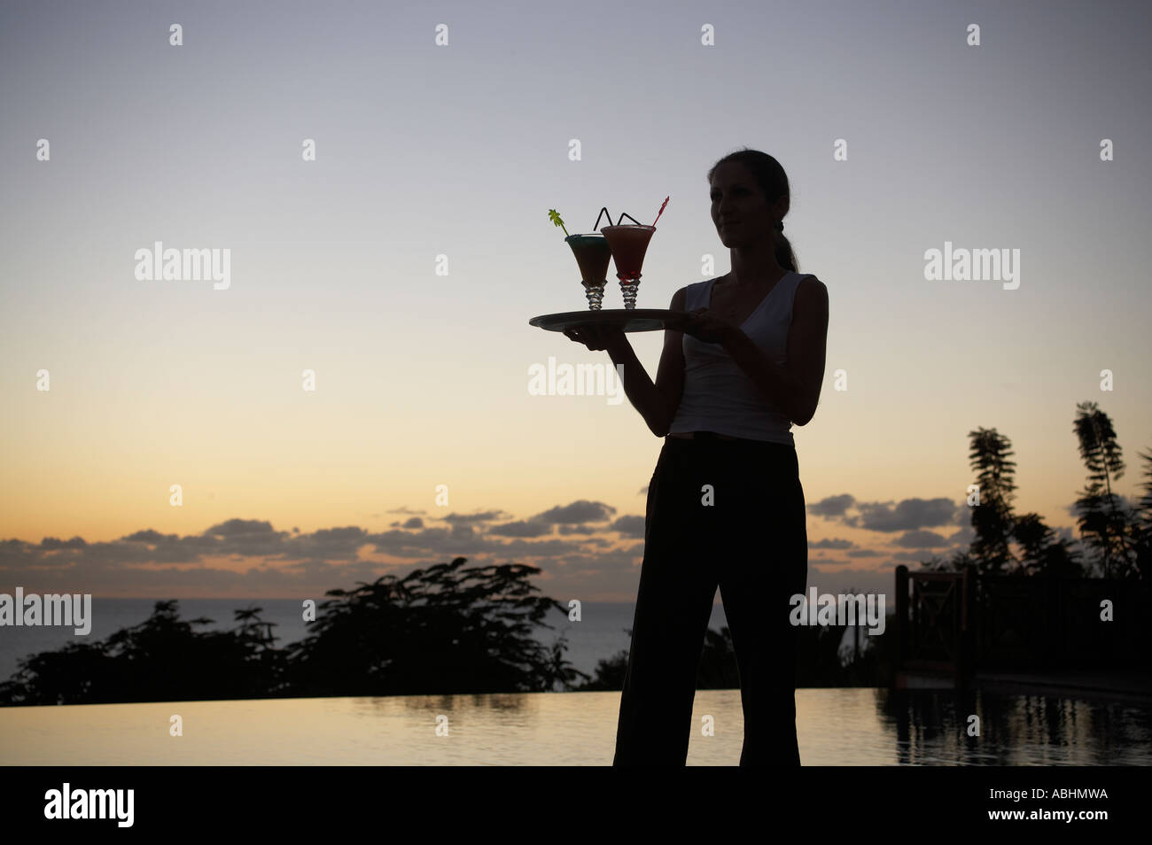 Pool di Hotel Restaurant Le rayon vert nella luce della sera atmosfera Deshaies Basse Terre Guadalupa Mare dei Caraibi America Foto Stock