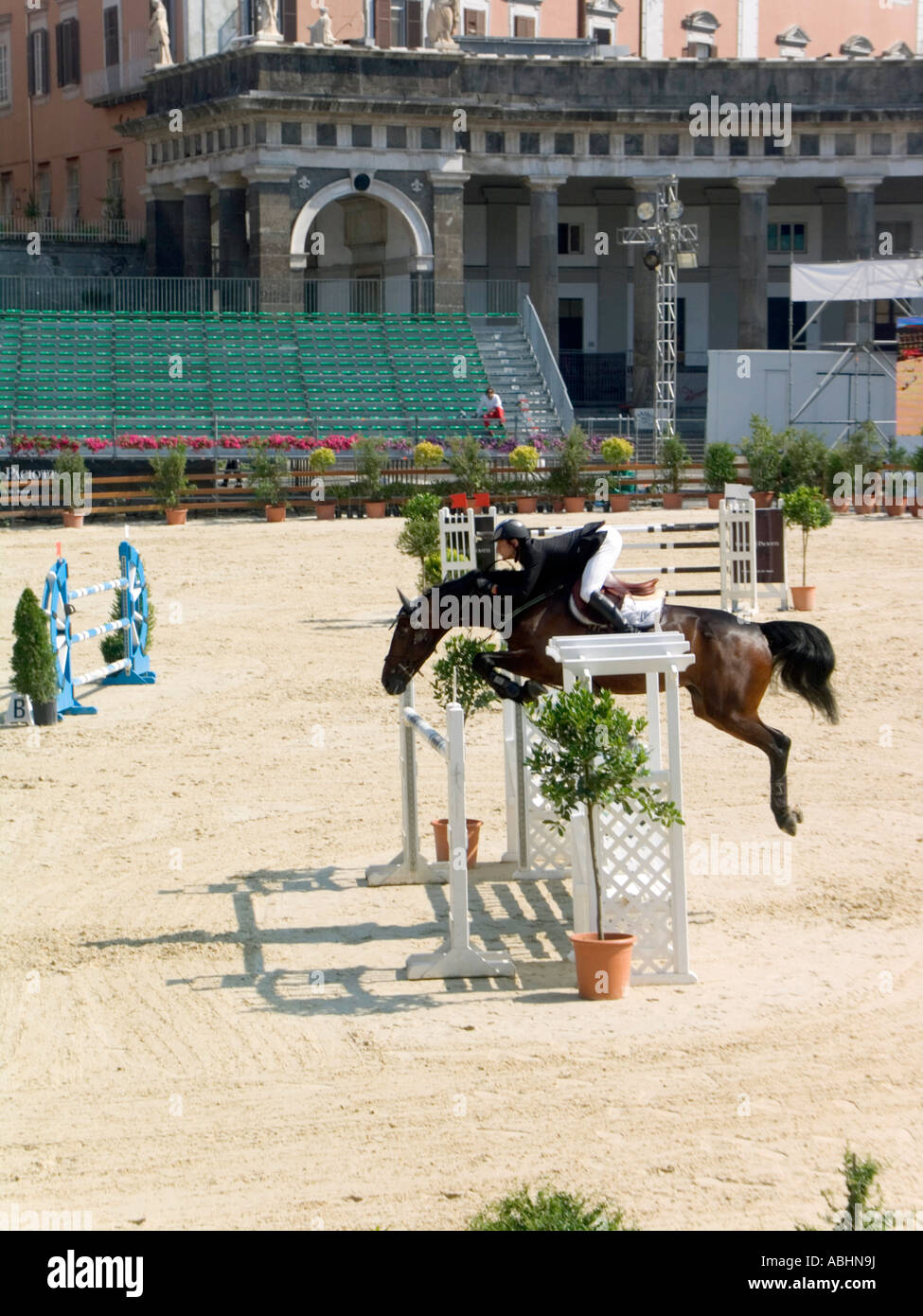 Horse Grand Prix Csi Napoli Italia , FEI calendario ufficiale Foto stock -  Alamy