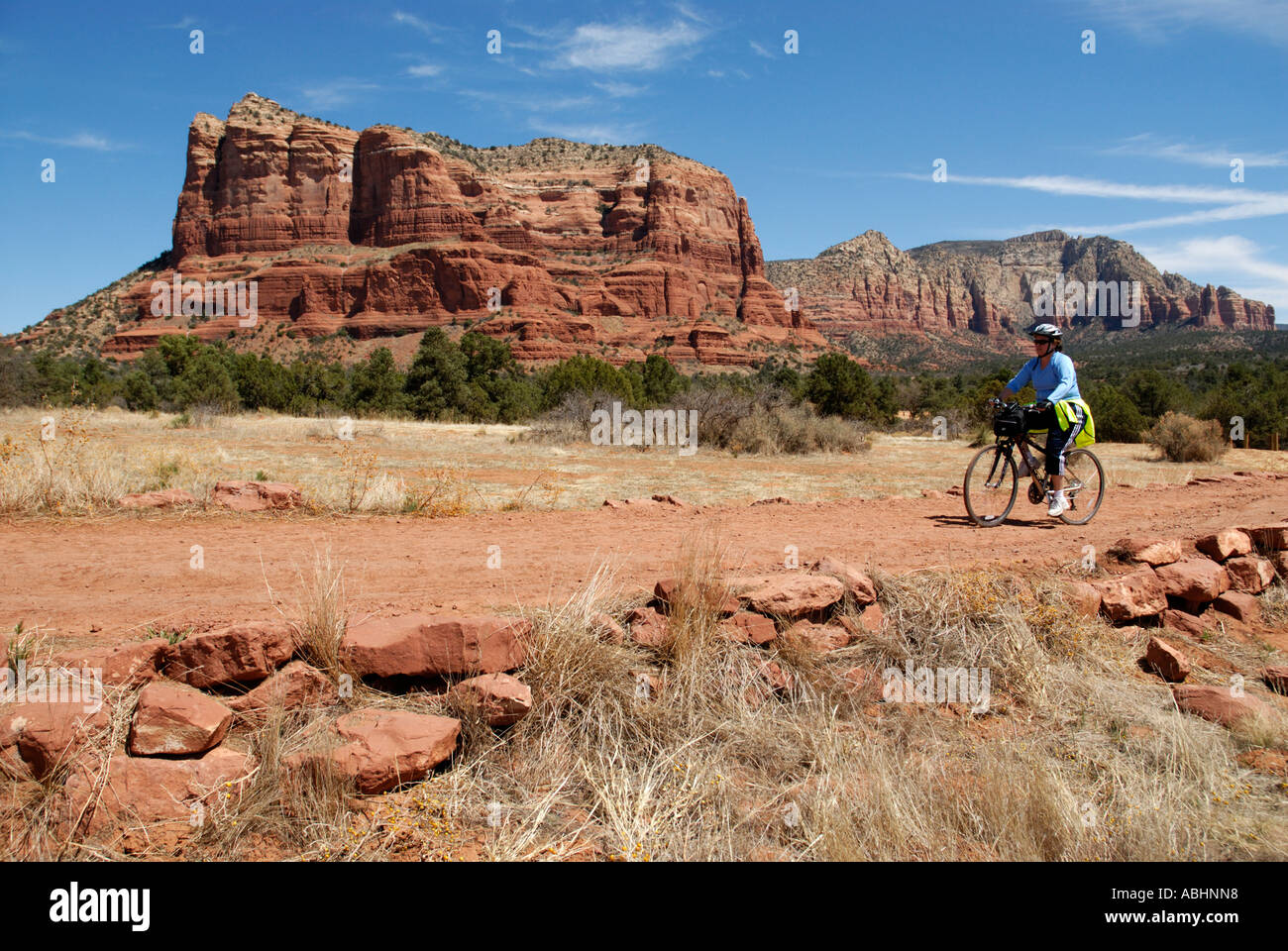 Donna equitazione mountain bike sul sentiero percorso in Red Rock Country, vicino a Sedona, in Arizona Foto Stock