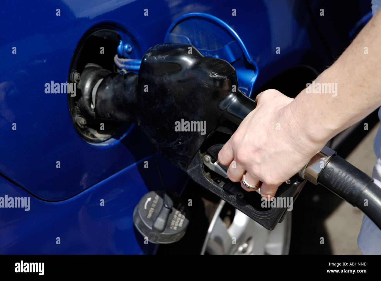 Persona di gas di riempimento del serbatoio benzina di auto auto con la mano vicino fino Foto Stock