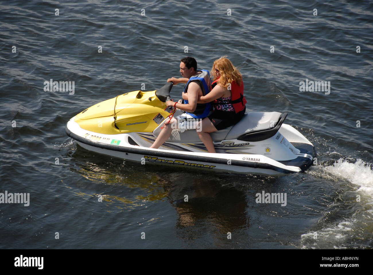 Giovane su waverunner Foto Stock