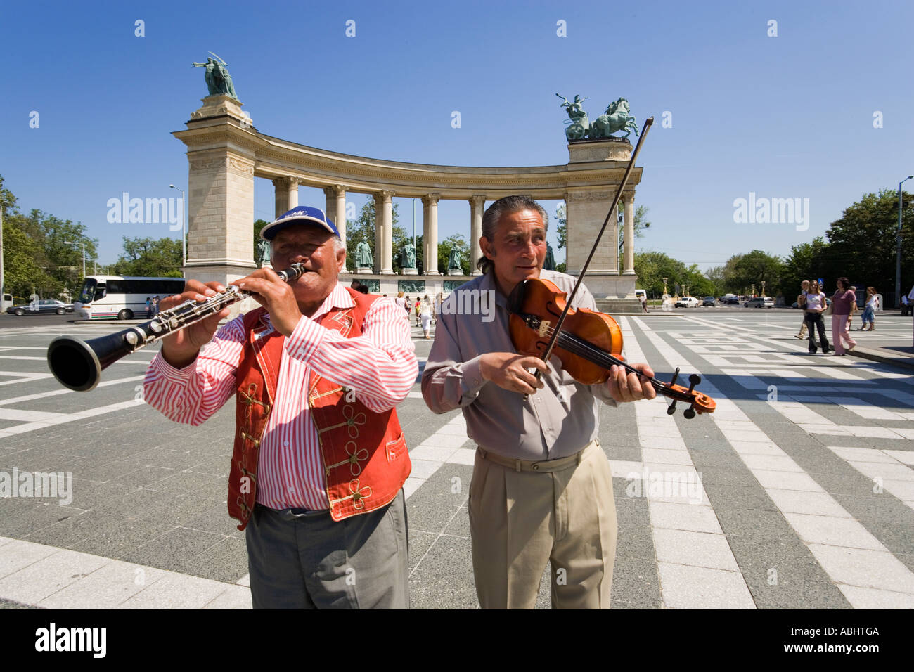 Due uomini a fare musica a Piazza degli Eroi vicino al Monumento Millenario Pest Budapest Ungheria Foto Stock