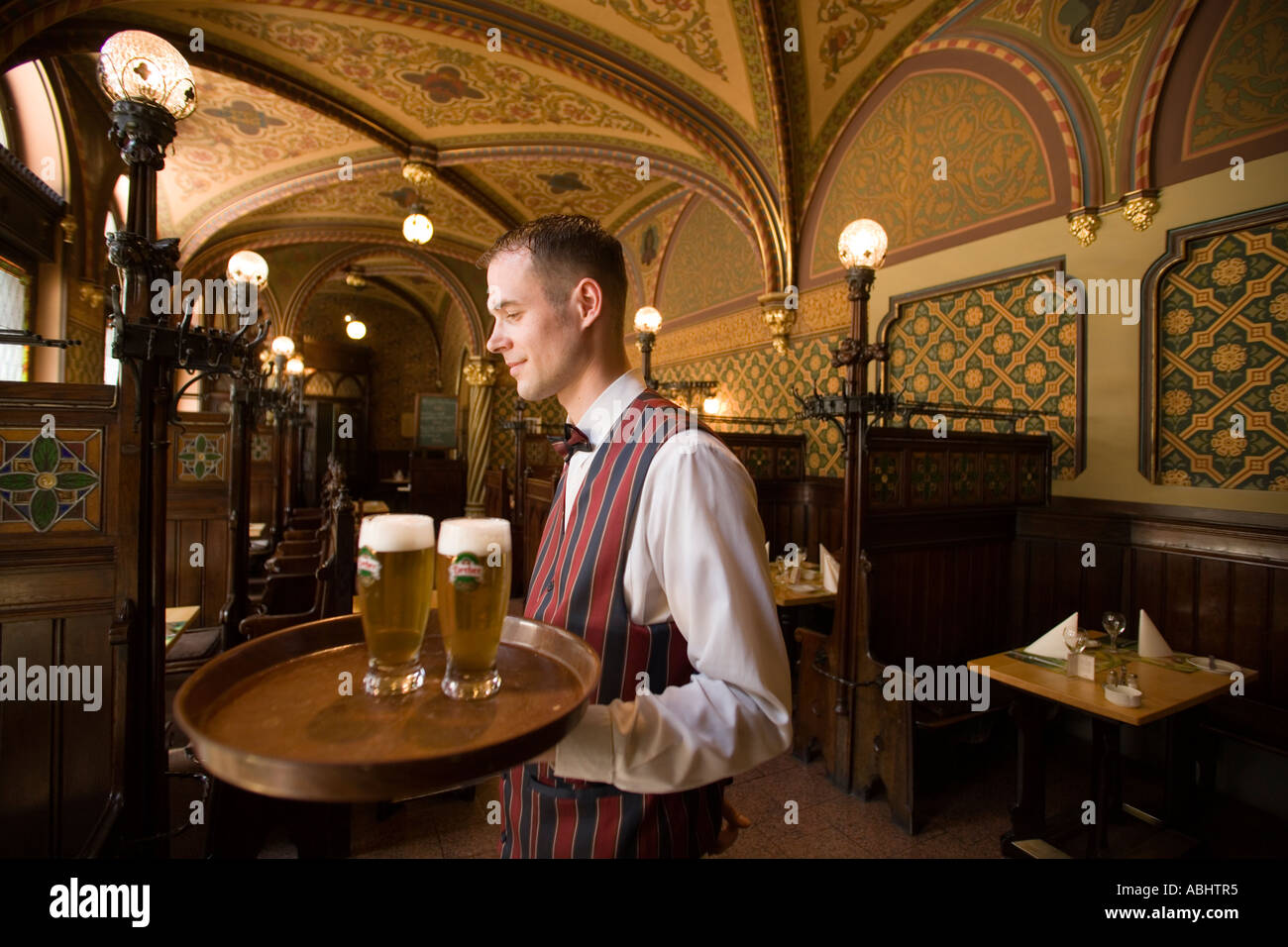 Cameriere che serve birre nel ristorante Karpatia Pest Budapest Ungheria Foto Stock