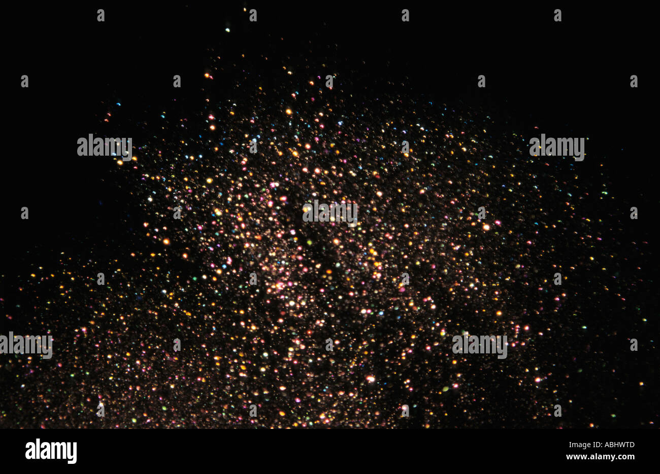 La polvere di diamante o di ghiaccio di cristalli di neve la visualizzazione del flusso nella camera di freezer Foto Stock