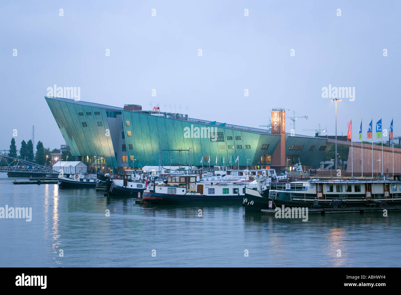 Vista su barche di NEMO museo la sera Amsterdam Olanda Paesi Bassi Foto Stock