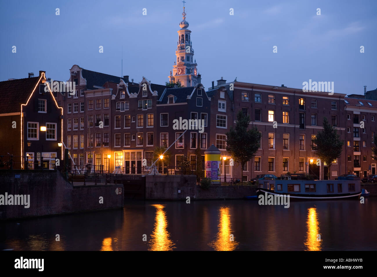 Vista sulla Oude Schans a de Sluyswacht un brown cafè e Zuiderkerk in background Amsterdam Olanda Paesi Bassi Foto Stock