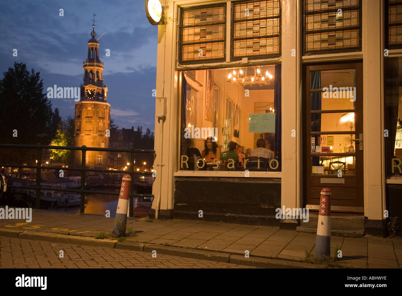 Rosario ristorante e Montelbaanstoren una torre di avvistamento in background di sera Amsterdam Olanda Paesi Bassi Foto Stock