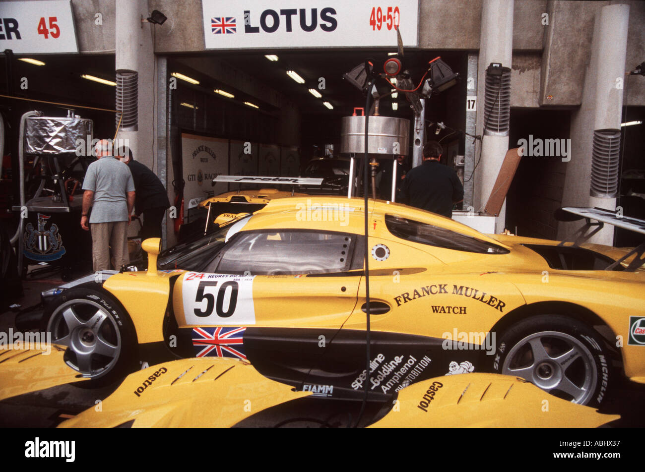 Lotus Elise auto nel loro box prima dell'inizio del 1997 Le Mans 24 ore di gara Foto Stock