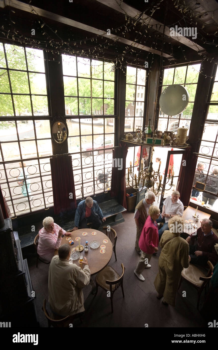 La gente seduta in het Papeneiland il più antico marrone o bruin café Jordaan Amsterdam Olanda Paesi Bassi Foto Stock