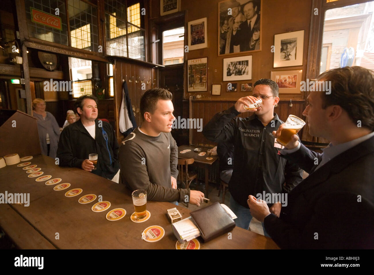 Gli uomini di bere birra Hoppe Proeflokaal bruin o brown cafè Spui Amsterdam Olanda Paesi Bassi Foto Stock