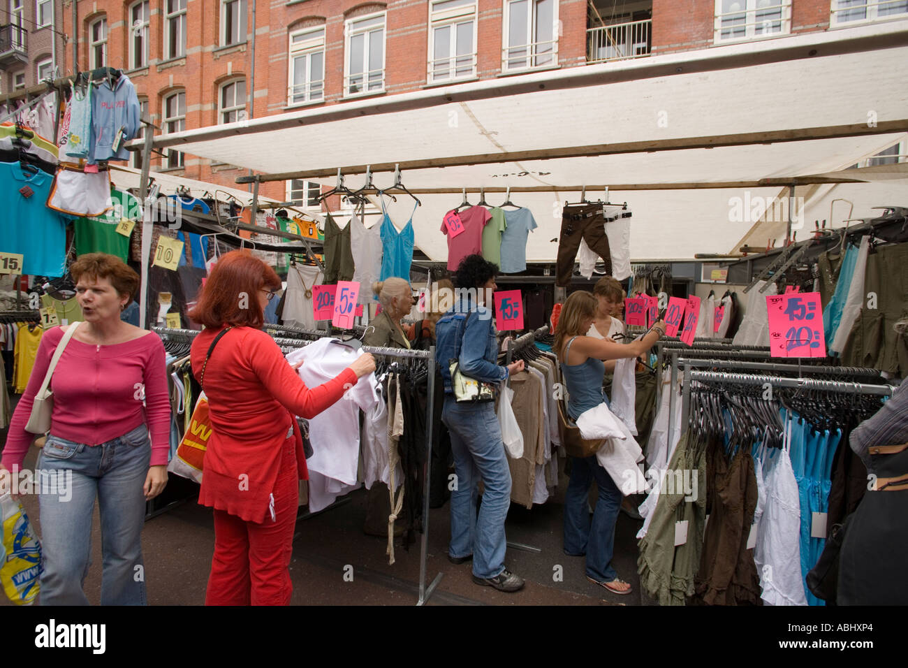 Le donne sul tour di shopping a Albert Cuypstraat mercato abiti di prelievo fuori Amsterdam Olanda Paesi Bassi Foto Stock