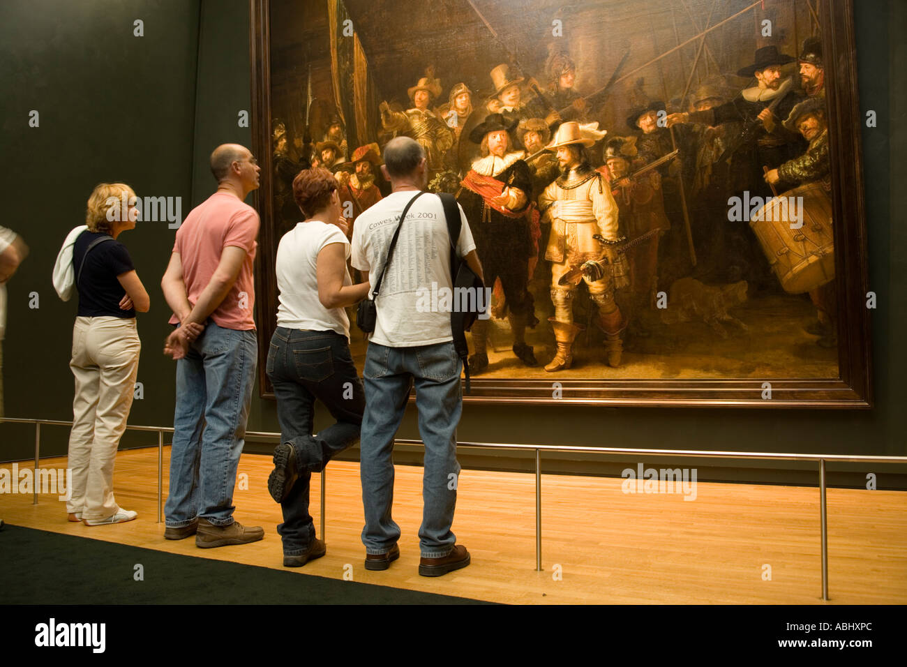 Visitatori guardando i Nightwatch dipinto di Rembrandt van Rijn vista posteriore Rijksmuseum Amsterdam Holland Olanda Foto Stock