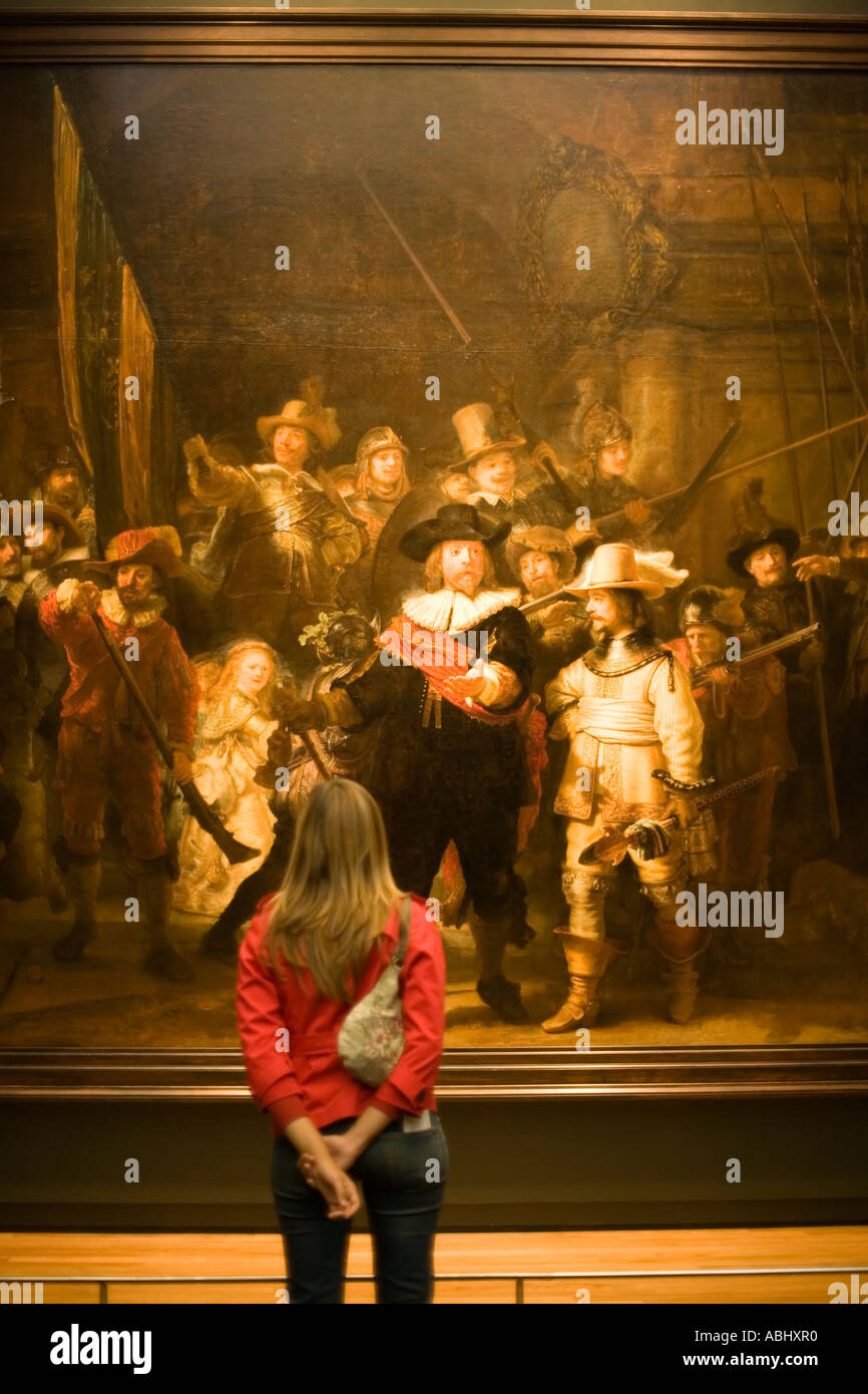 Visitatore in cerca di dipingere la Nightwatch da Rembrandt vista posteriore Rijksmuseum Amsterdam Holland Olanda Foto Stock