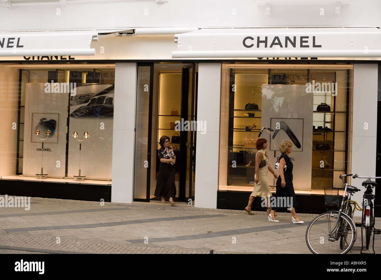 Le donne lasciando Chanel store P C Hooftstraat Amsterdam Olanda Paesi Bassi Foto Stock