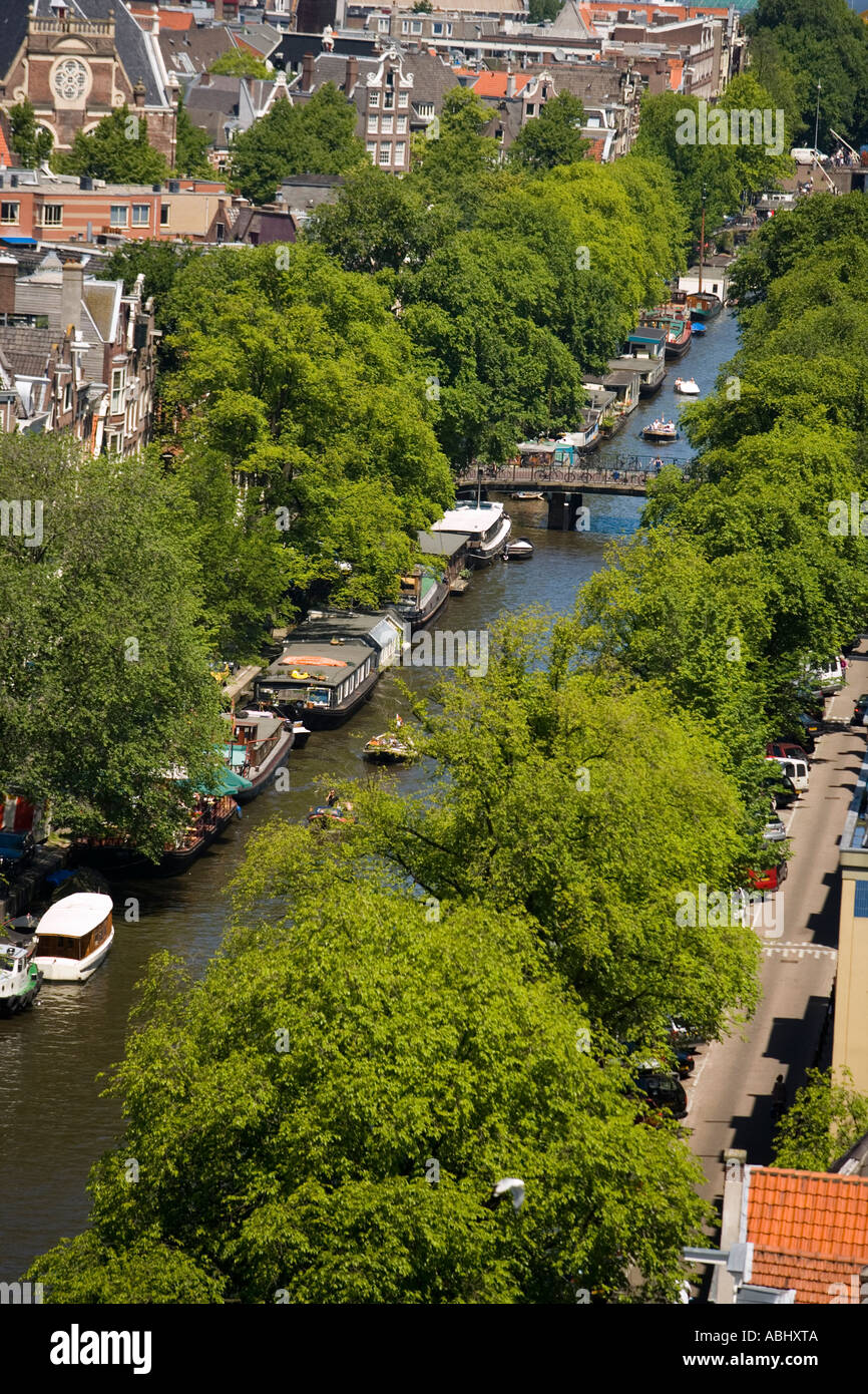 Vista sul quartiere Jordaan e Prinsengracht con barche da Westerkerk chiesa torre Amsterdam Olanda Paesi Bassi Foto Stock