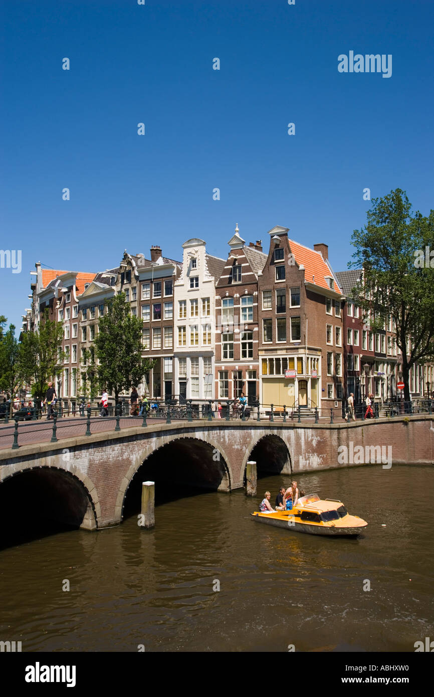 Tempo libero barca nella parte anteriore del ponte di pietra Keizersgracht e Leidsegracht Amsterdam Olanda Paesi Bassi Foto Stock