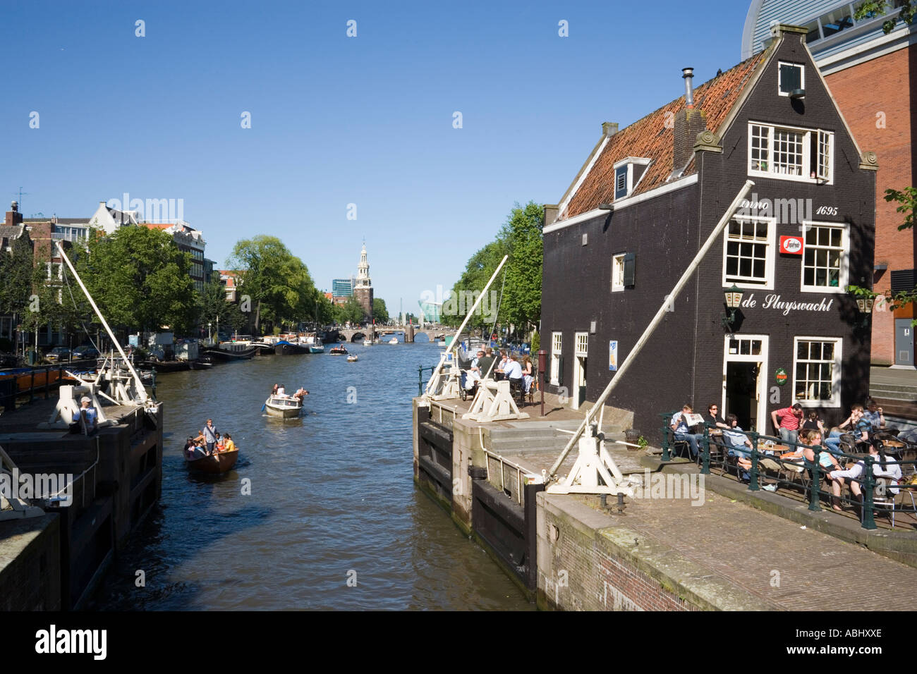 Il Cafe de Slujswacht un tipico brown cafè a canal Oude Schans Amsterdam Olanda Paesi Bassi Foto Stock
