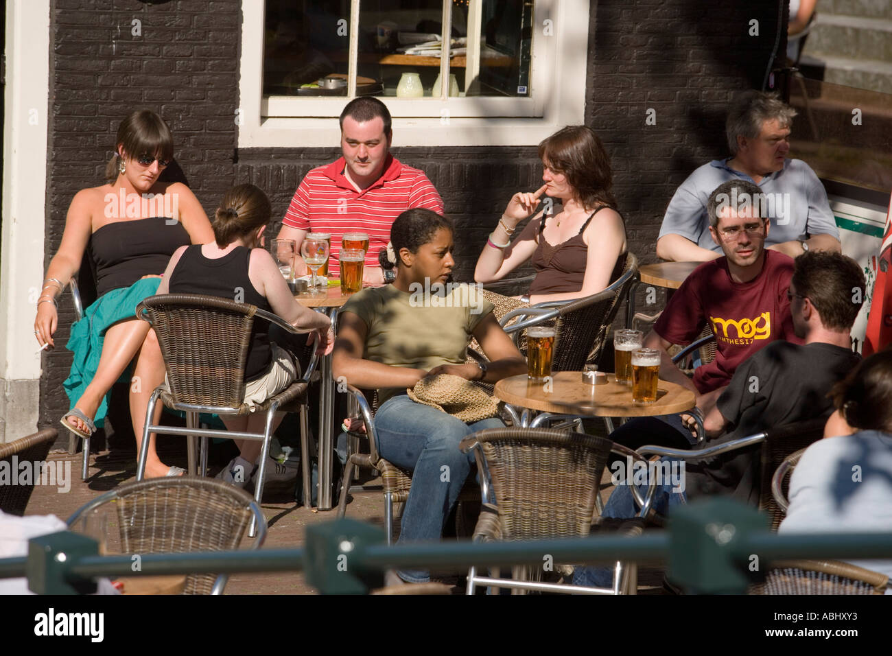 La gente seduta davanti a de Sluyswacht un tipico brown cafè avente le bevande Amsterdam Olanda Paesi Bassi Foto Stock