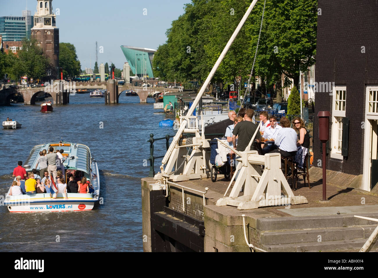 Vista dal de Sluyswacht brown cafè sulla Oude Schans a Montelbaanstoren torre di avvistamento NEMO Museum Amsterdam Olanda Foto Stock