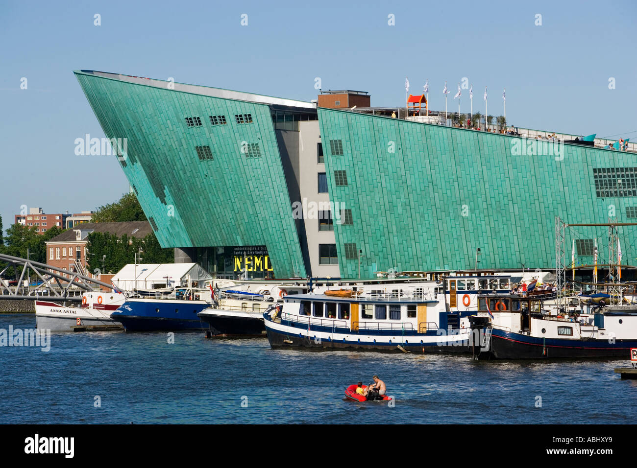 Vista sulla Oude Schans con escursione alle barche di NEMO Museum Amsterdam Holland Olanda Foto Stock