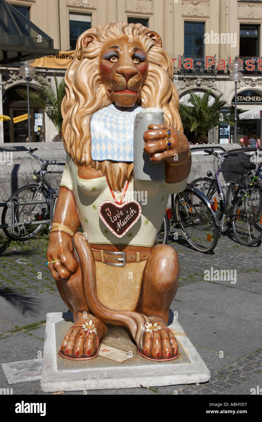 Lion figura a Karlsplatz. Monaco di Baviera, Germania. Foto Stock