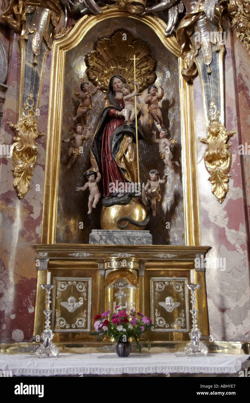 La statua della Madonna tiene il piccolo Gesù nelle sue mani, Dettaglio interni della chiesa Asamkirche. Monaco di Baviera, Germania. Foto Stock