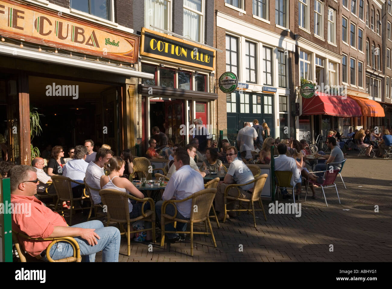 La gente seduta in open air cafè Nieuwmarkt nuovo mercato Amsterdam Olanda Paesi Bassi Foto Stock