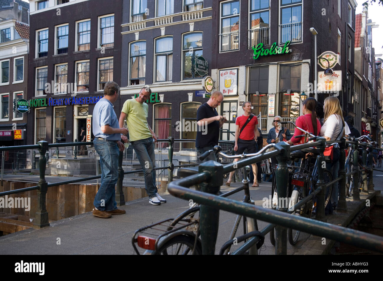 La gente sul ponte Walletjes quartiere a luci rosse di Amsterdam Olanda Paesi Bassi Foto Stock