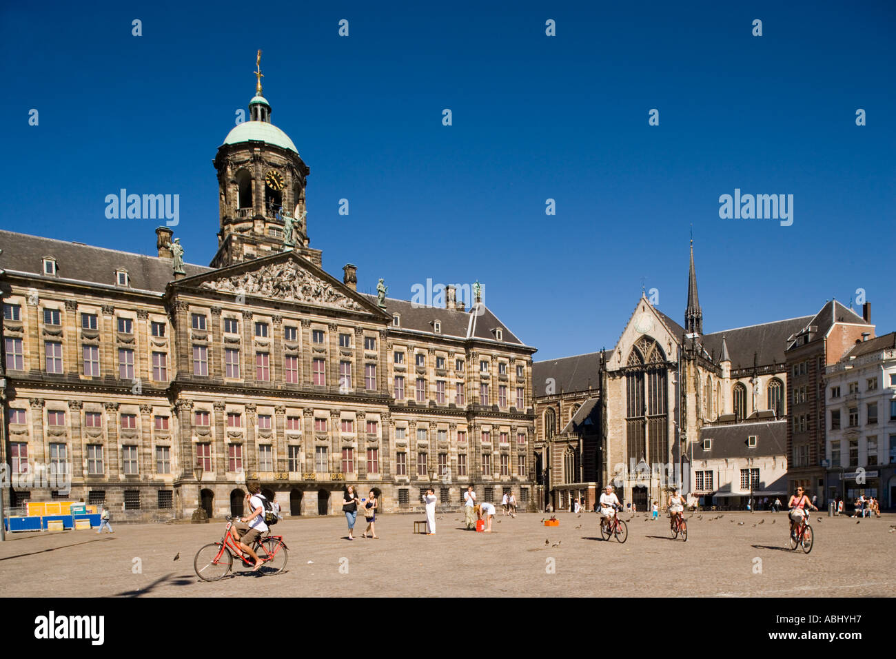 Vista su piazza Dam a Koninklijk Paleis il Palazzo Reale e la Nieuwe Kerk Amsterdam Olanda Paesi Bassi Foto Stock