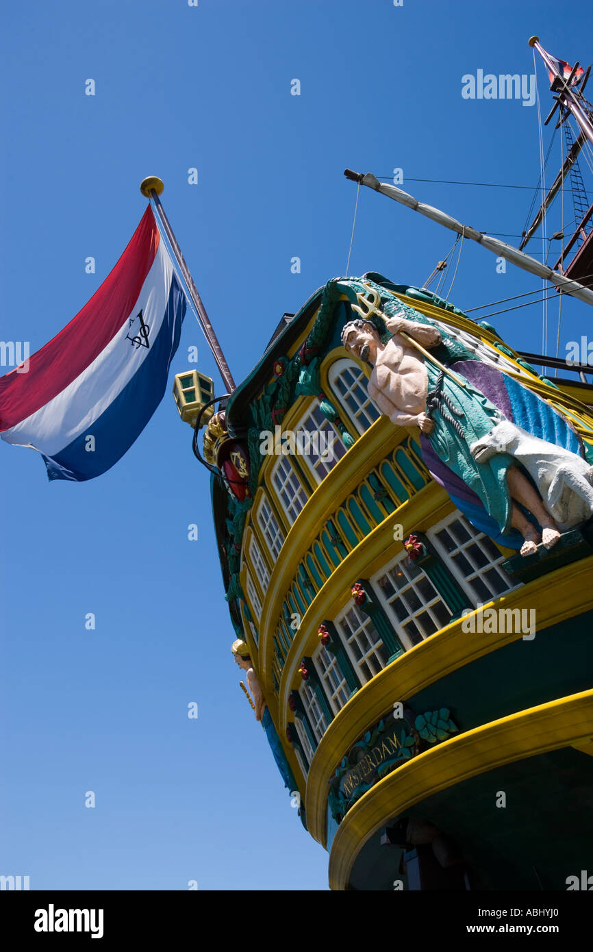 Replica sailer Amsterdam con bandiera olandese Nederlands Scheepvaartmuseum Amsterdam Olanda Paesi Bassi Foto Stock