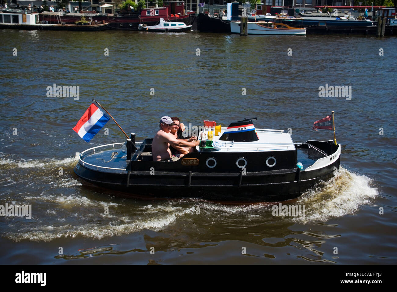 Matura in mini ocean liner su Amstel nei pressi di Magere Brug Skinny Bridge Amsterdam Olanda Paesi Bassi Foto Stock