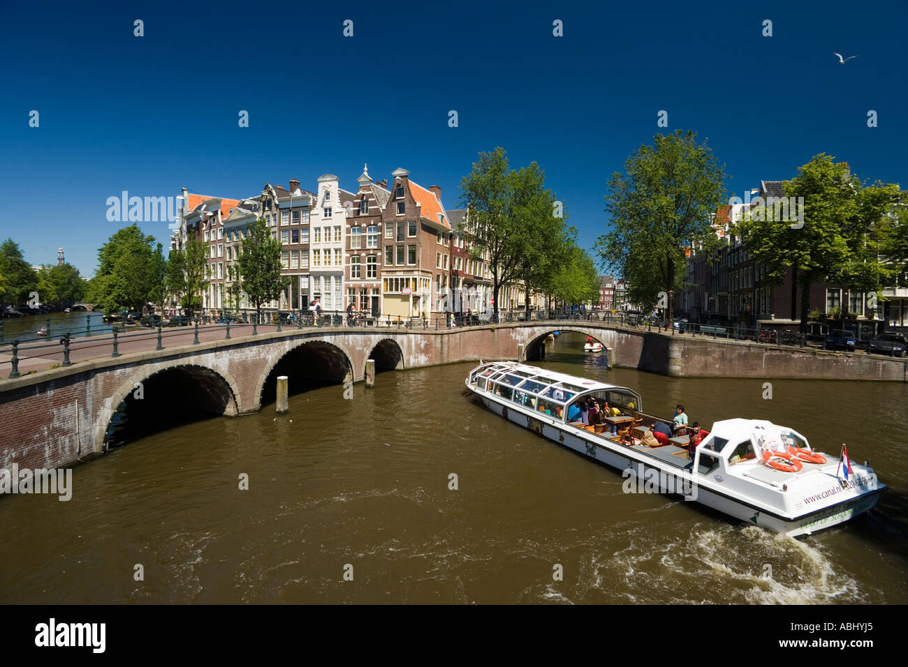 Barca per gite sul Keizersgracht e Leidsegracht Amsterdam Olanda Paesi Bassi Foto Stock