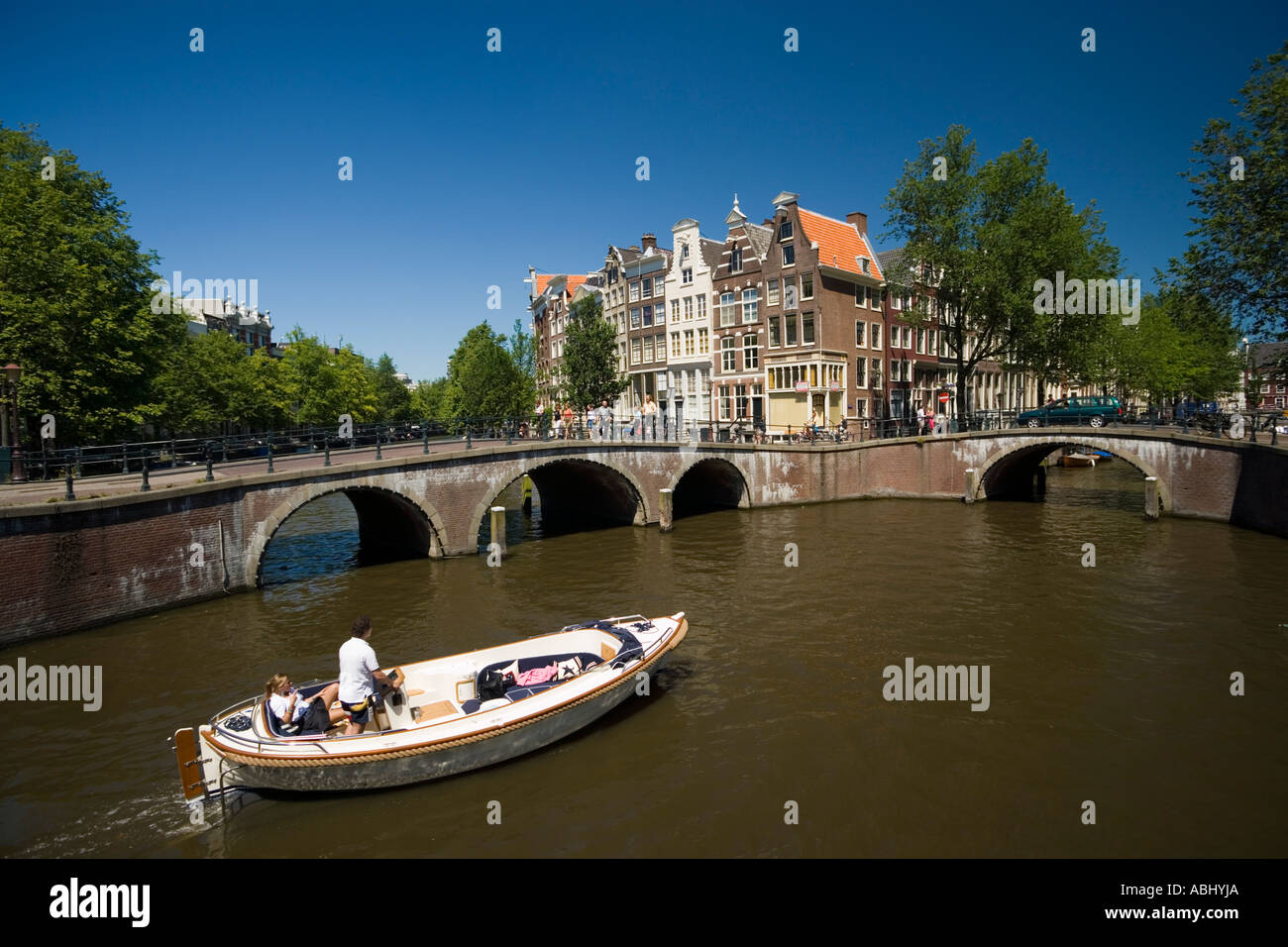 Persone in una piccola barca di svago Keizersgracht e Leidsegracht Amsterdam Olanda Paesi Bassi Foto Stock